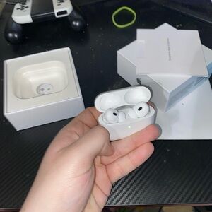 Apple White Wireless Earbuds